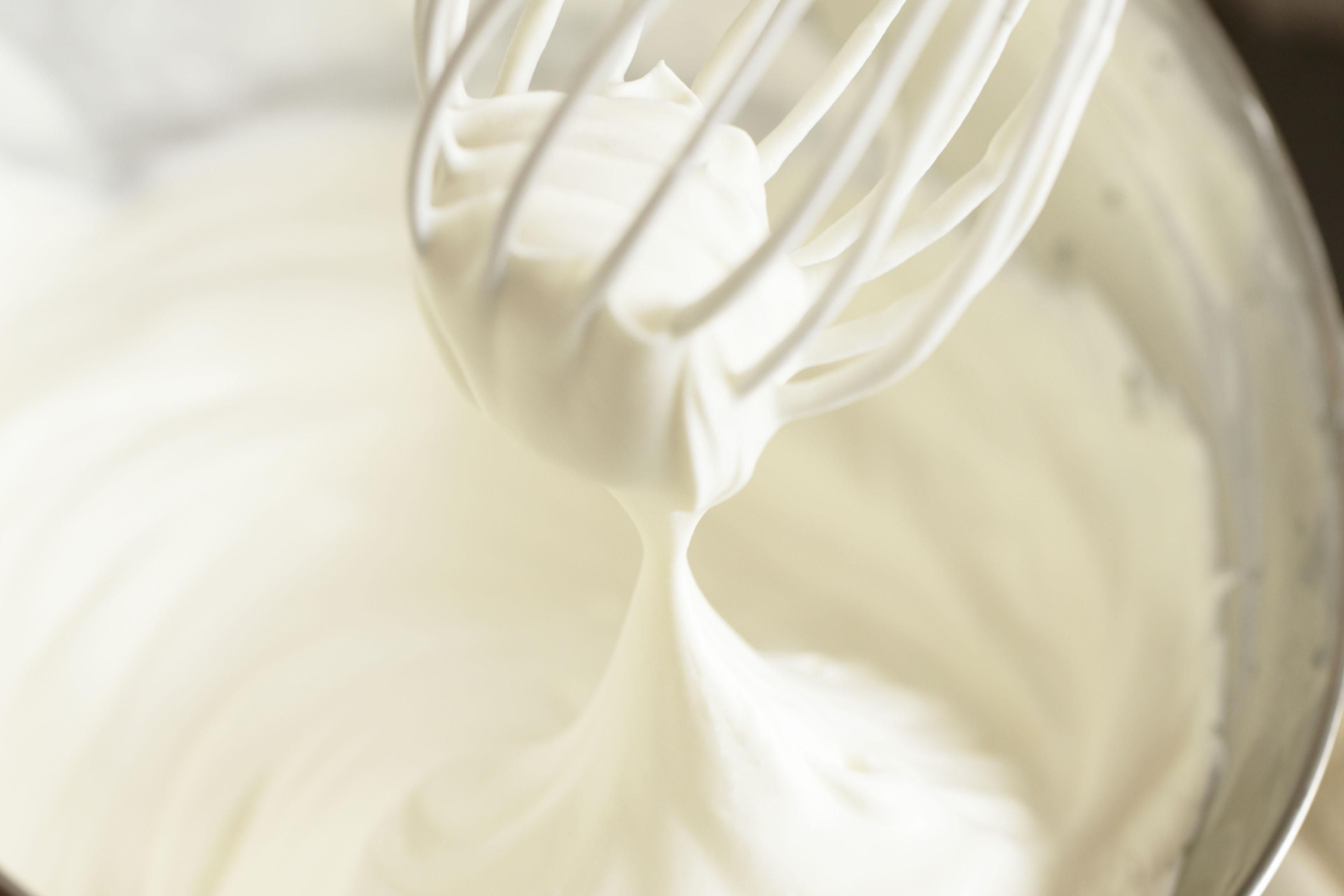 Wie man kohlenhydratarme Schlagsahne herstellt