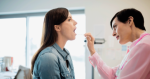 Weiße Flecken im Mund - Symptome, Ursachen, Behandlungen - Dr.med.Julia.com